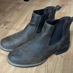 Ariat Men’s Booker Chelsea Round Toe Western